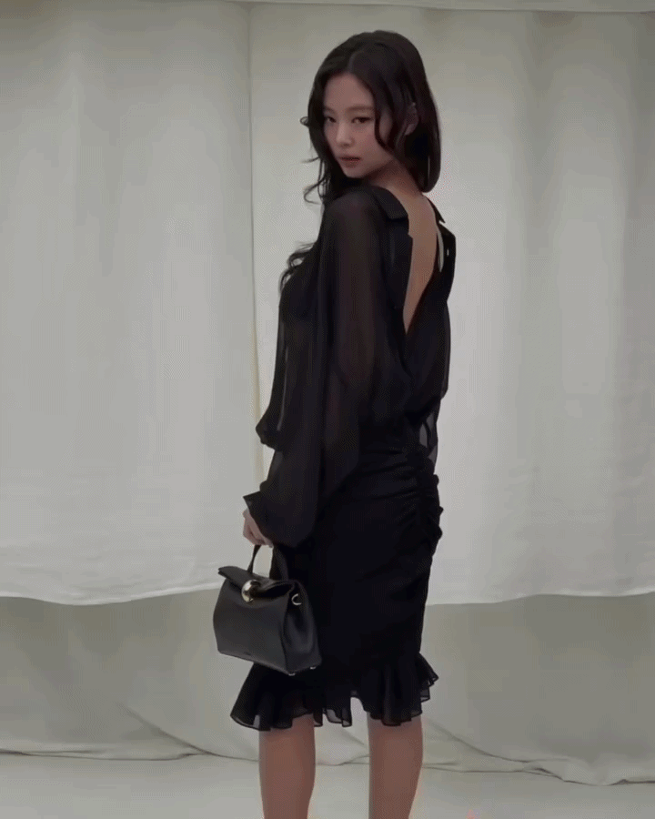 Nữ idol khoe lưng trần gợi cảm. (Ảnh: Instagram)