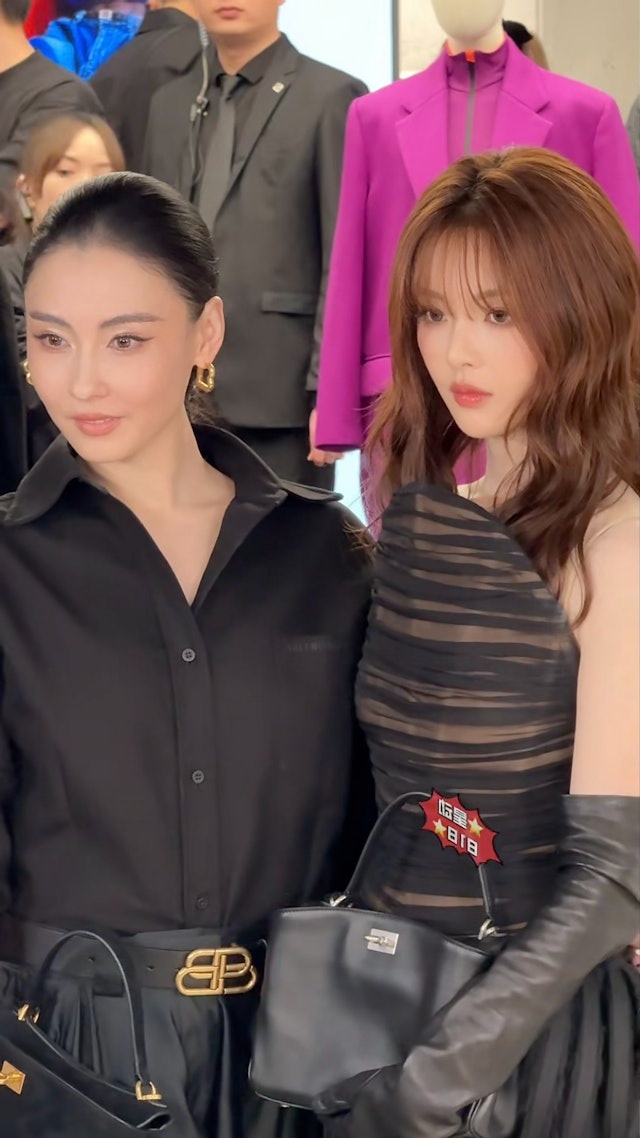 Lớn hơn Dương Siêu Việt đến 18 tuổi, nhưng khi đứng cạnh nhau Trương Bá Chi không hề lộ dấu hiệu khoảng cách tuổi tác. Ảnh: Sina.