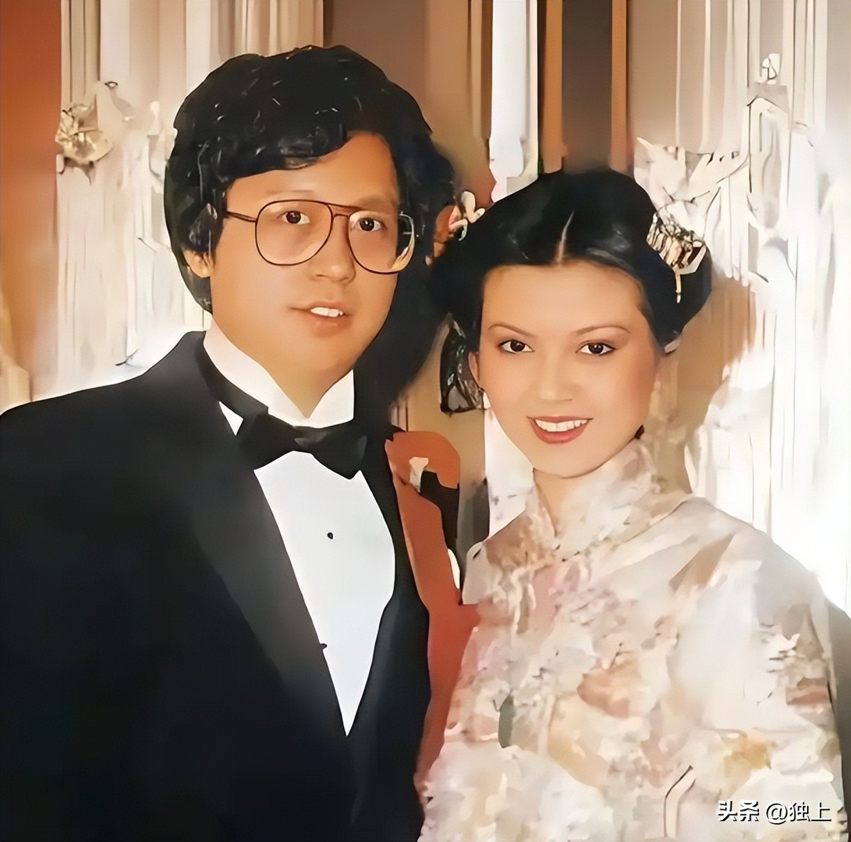 Tạ Linh Linh phải quỳ gối dâng cho mẹ chồng mỗi sáng để lấy lòng. Ảnh: Toutiao.