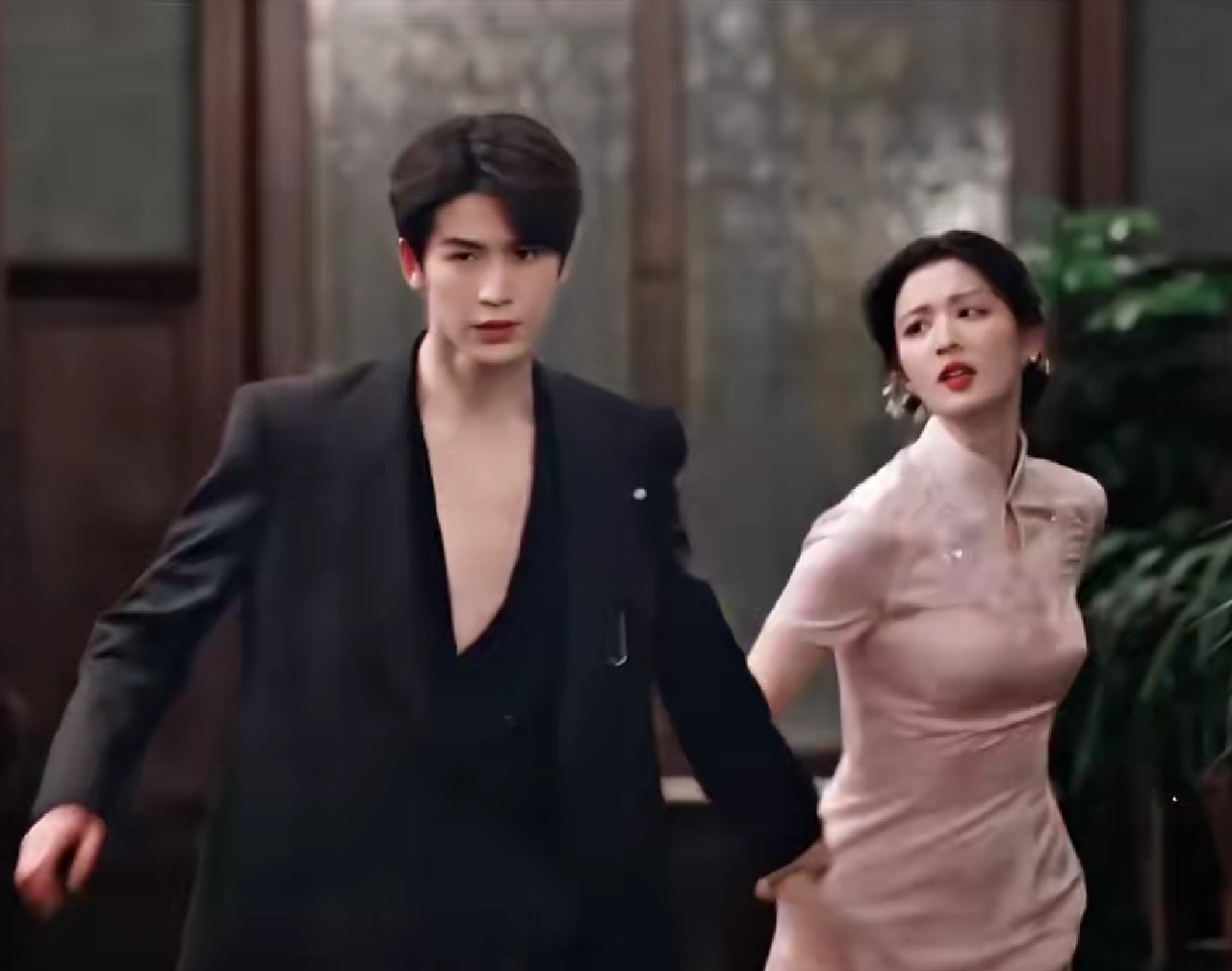 Trương Lăng Hách đóng phim dân quốc mà như đi catwalk, netizen dí đến cùng “bùn nhão không trát nổi tường”