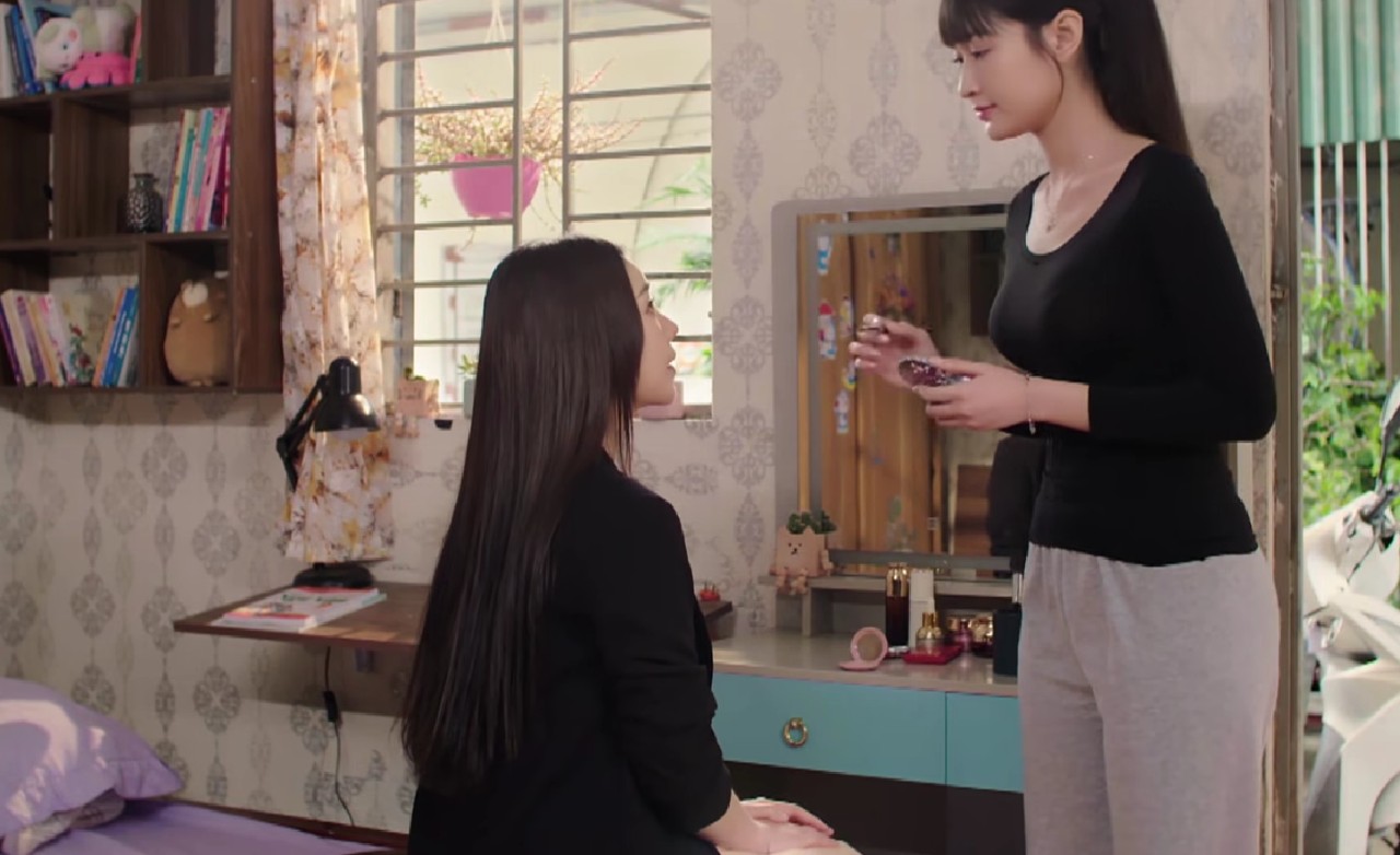 Thương nhờ em gái trang điểm thật xinh cho mình