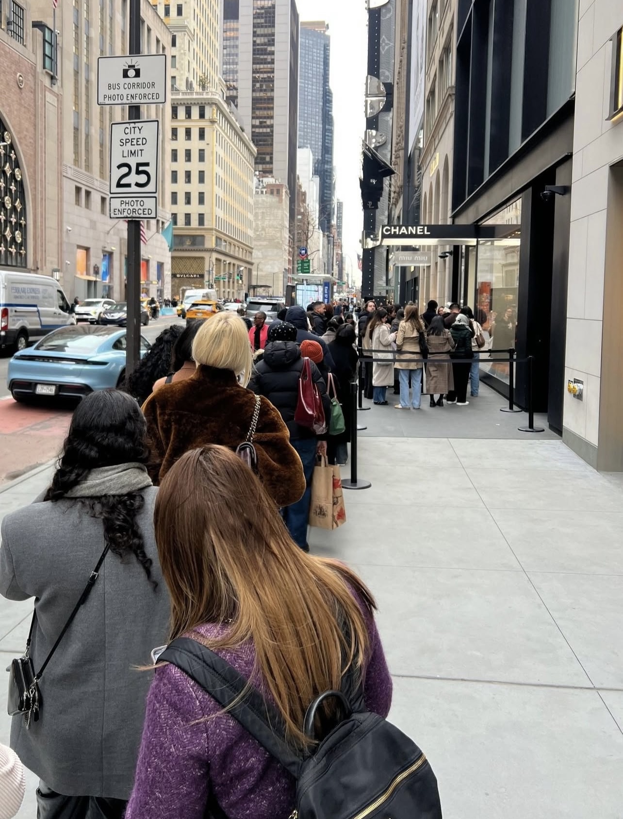 Hình ảnh hàng dài người trước xếp hàng trong cái lạnh trước store Chanel trong đợt mở bán BST mới hồi tháng 3 (Ảnh Instagram).