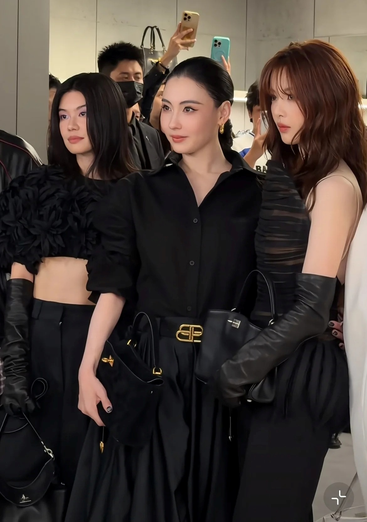 Thậm chí, với nhan sắc đỉnh cao và khí chất siêu sao trời cho của mình, Trương Bá Chi còn lấn át luôn đàn em, biến Dương Siêu Việt thành người làm nền cho mình trong khung hình chung. Ảnh: Xiaohongshu.