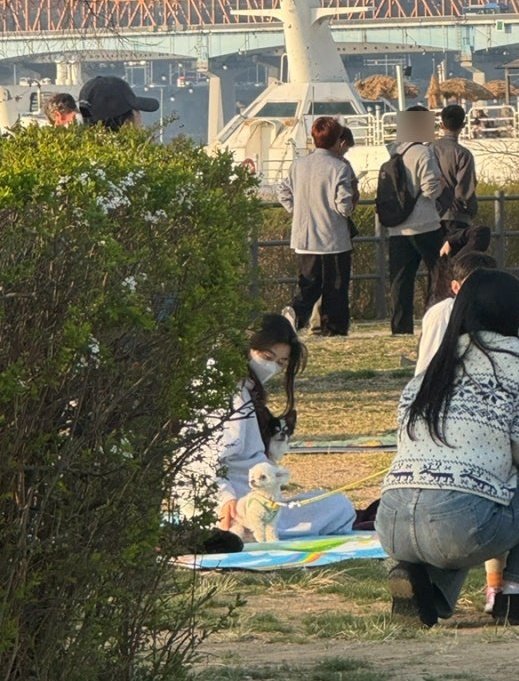 Lee Sun Bin ngồi trên thảm cỏ tận hưởng buổi hẹn hò trong bầu không khí ngập tràn hạnh phúc. Ảnh: Koreaboo