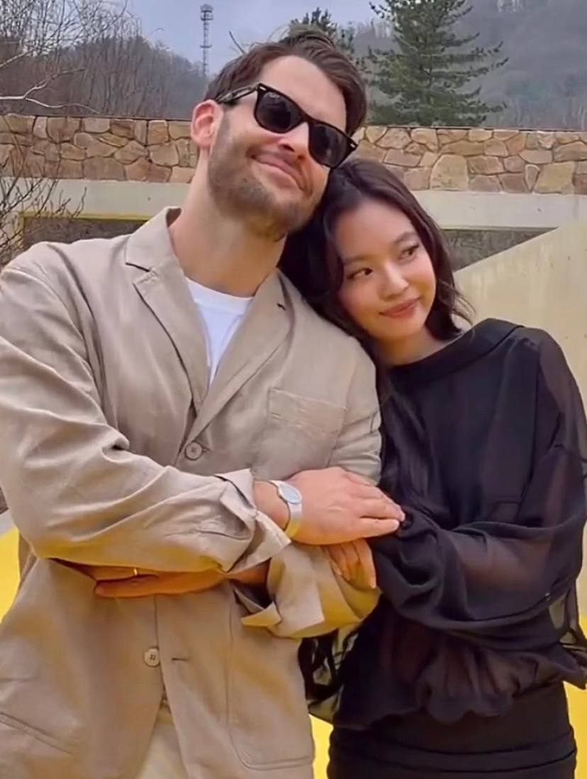 Jennie khoe chân ngực tinh tế, được người đàn ông quyền lực hộ tống tại event Jacquemus