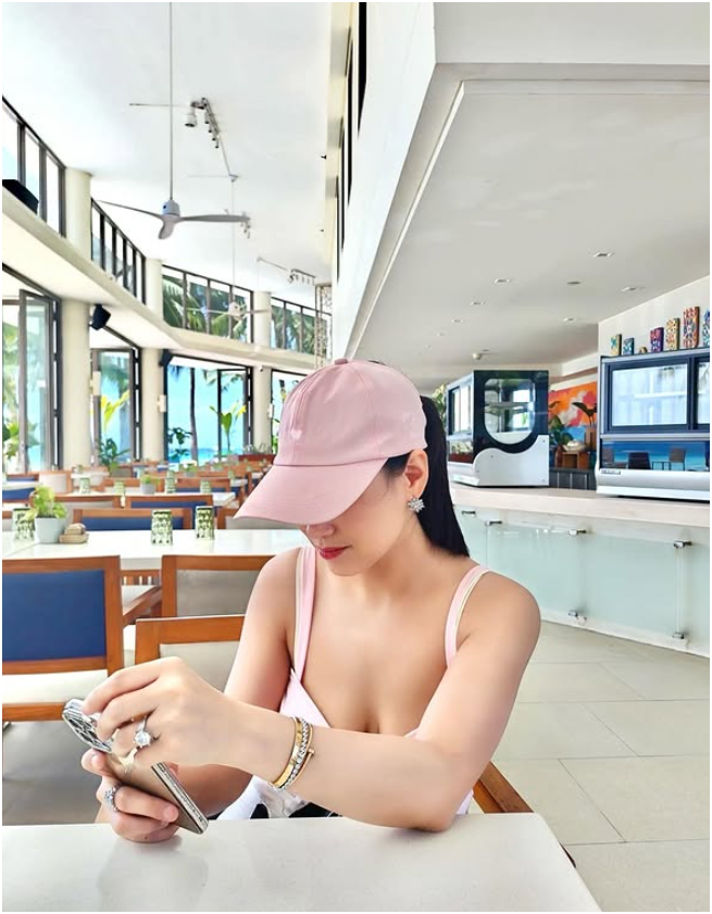 Cô có cuộc sống sang chảnh, thường xuyên đi du lịch nước ngoài. 