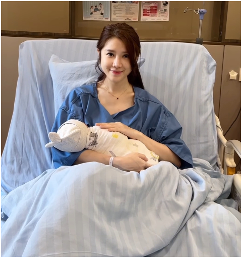 Bức ảnh khi đi đẻ này cũng từng nhận về lượt tương tác cao vì visual mẹ bỉm quá xuất sắc.