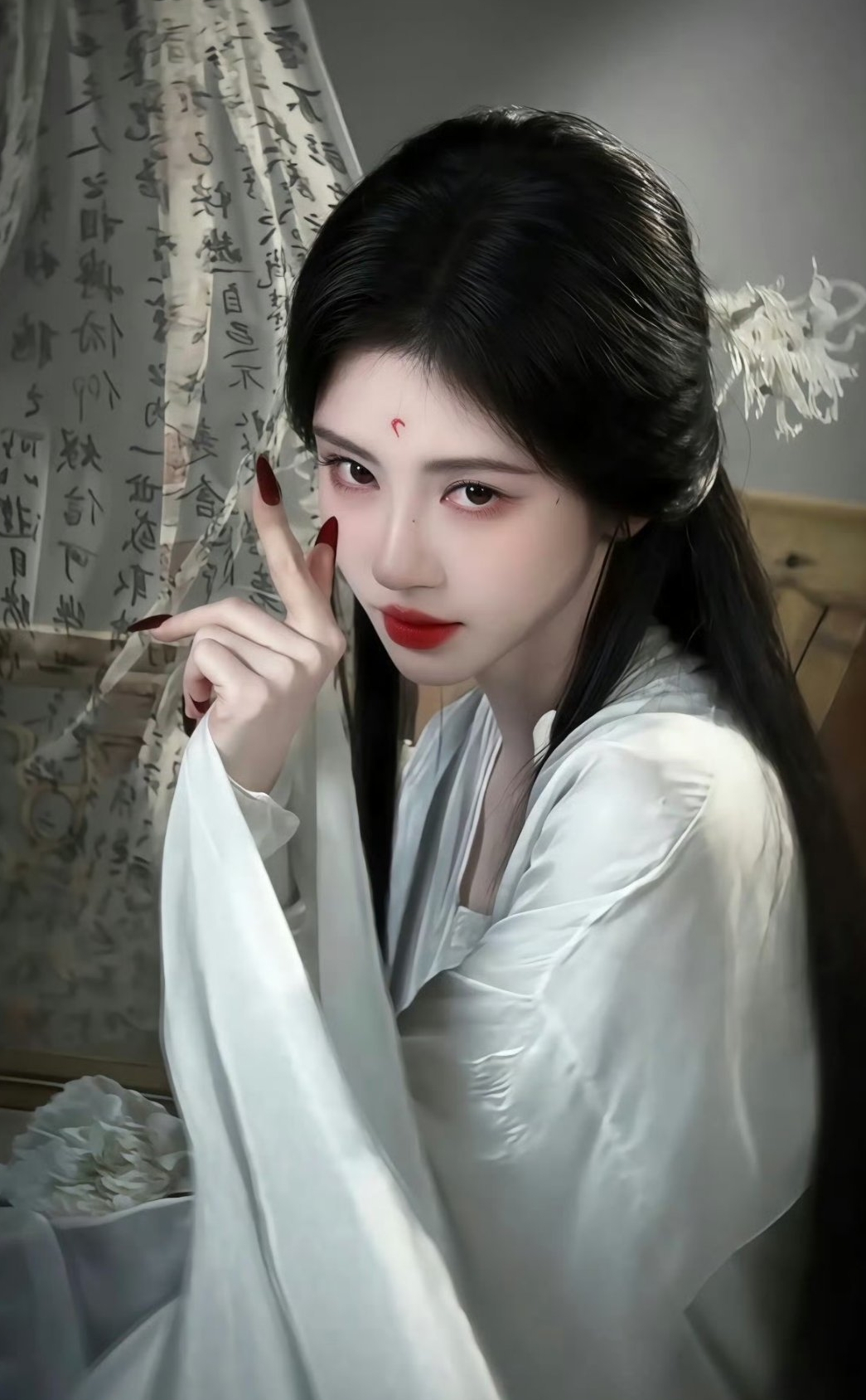 Đôi tay của các nhân vật nữ bị chê làm màu