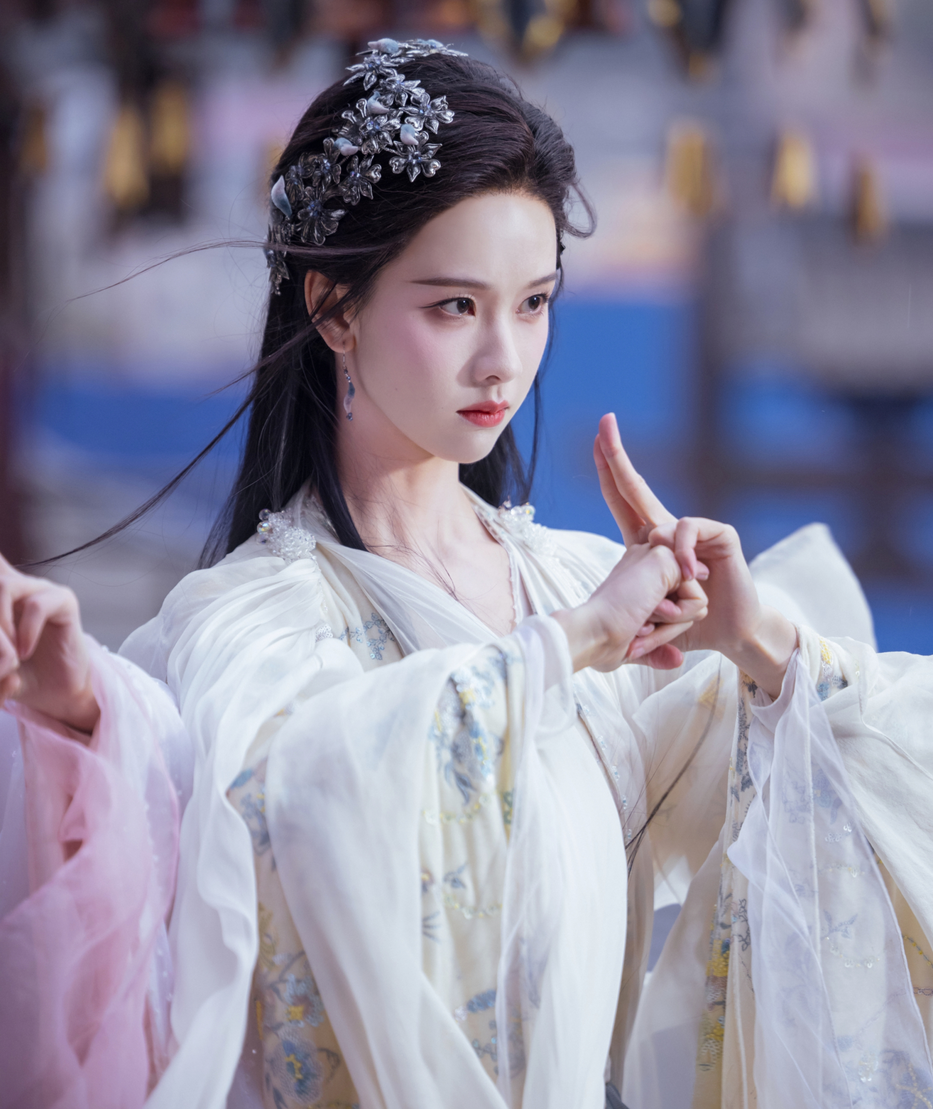 Trần Đôi Linh đọ sắc với Cúc Tịnh Y trong phim