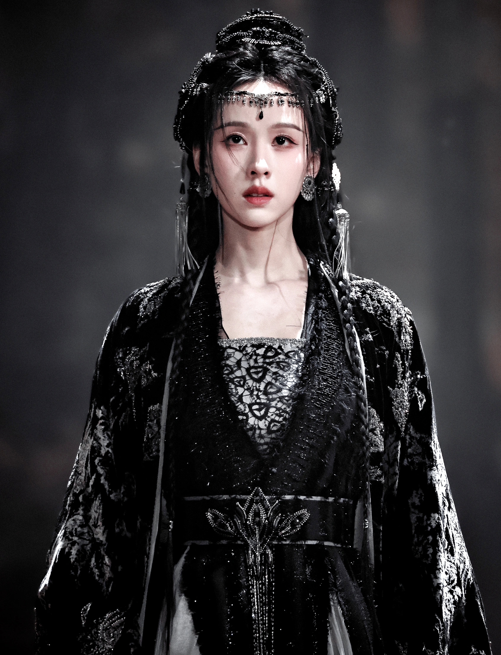 Trần Đô Linh thay nhiều trang phục với phong cách khác nhau