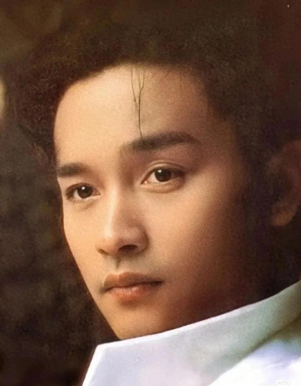 Trương Quốc Vinh sở hữu đôi mắt buồn chất chứa ngàn câu chuyện, sáng như chứa đựng cả bầu trời sao