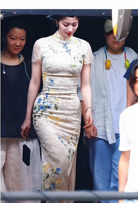 Chiếc váy sườn xám của Vương Sở Nhiên quá chật