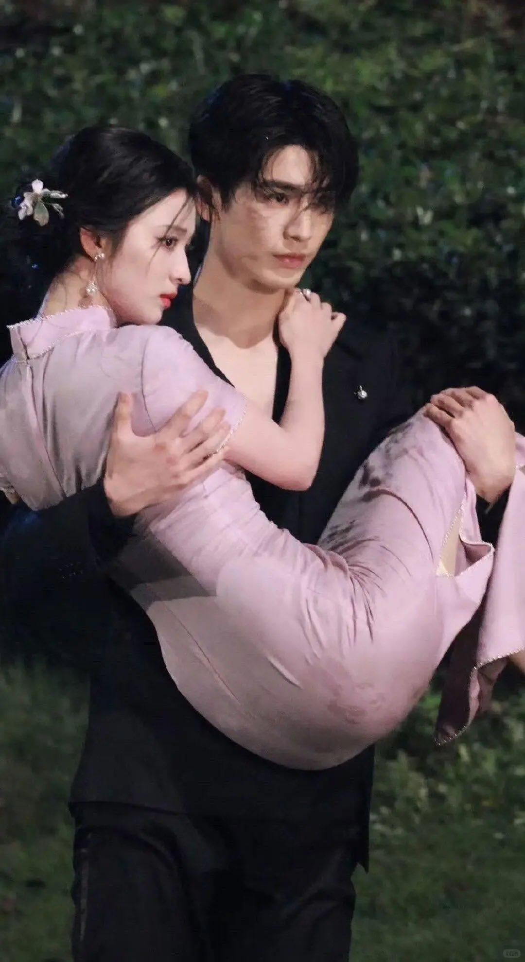 Nhiều cảnh quay bị đánh giá nhạy cảm vì váy mỏng ôm sát cơ thể