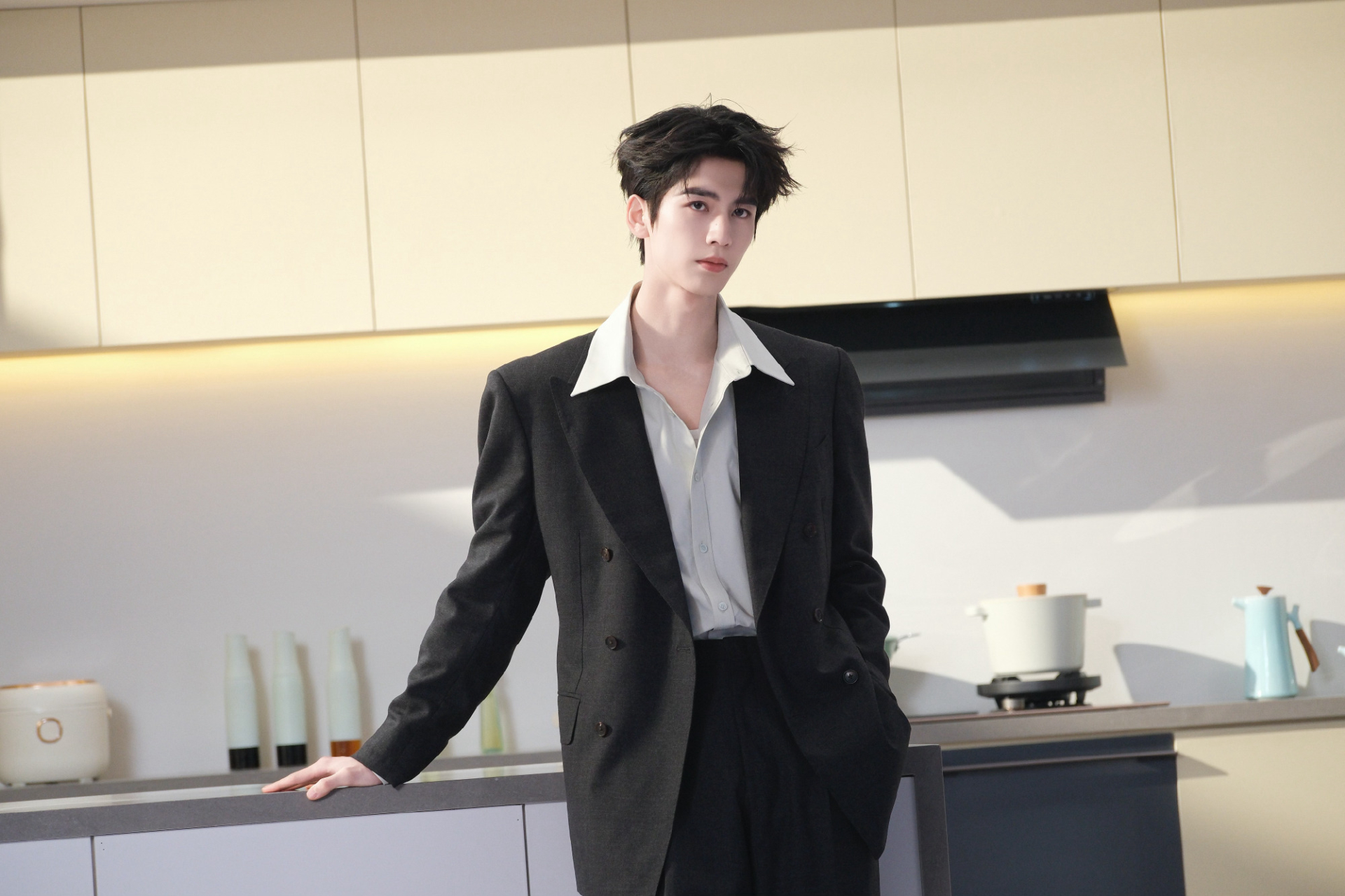 Trong ngày 2/4, gần chục báo lớn Trung Quốc lên bài phê phán Trương Lăng Hách, đài trung ương CCTV cũng 