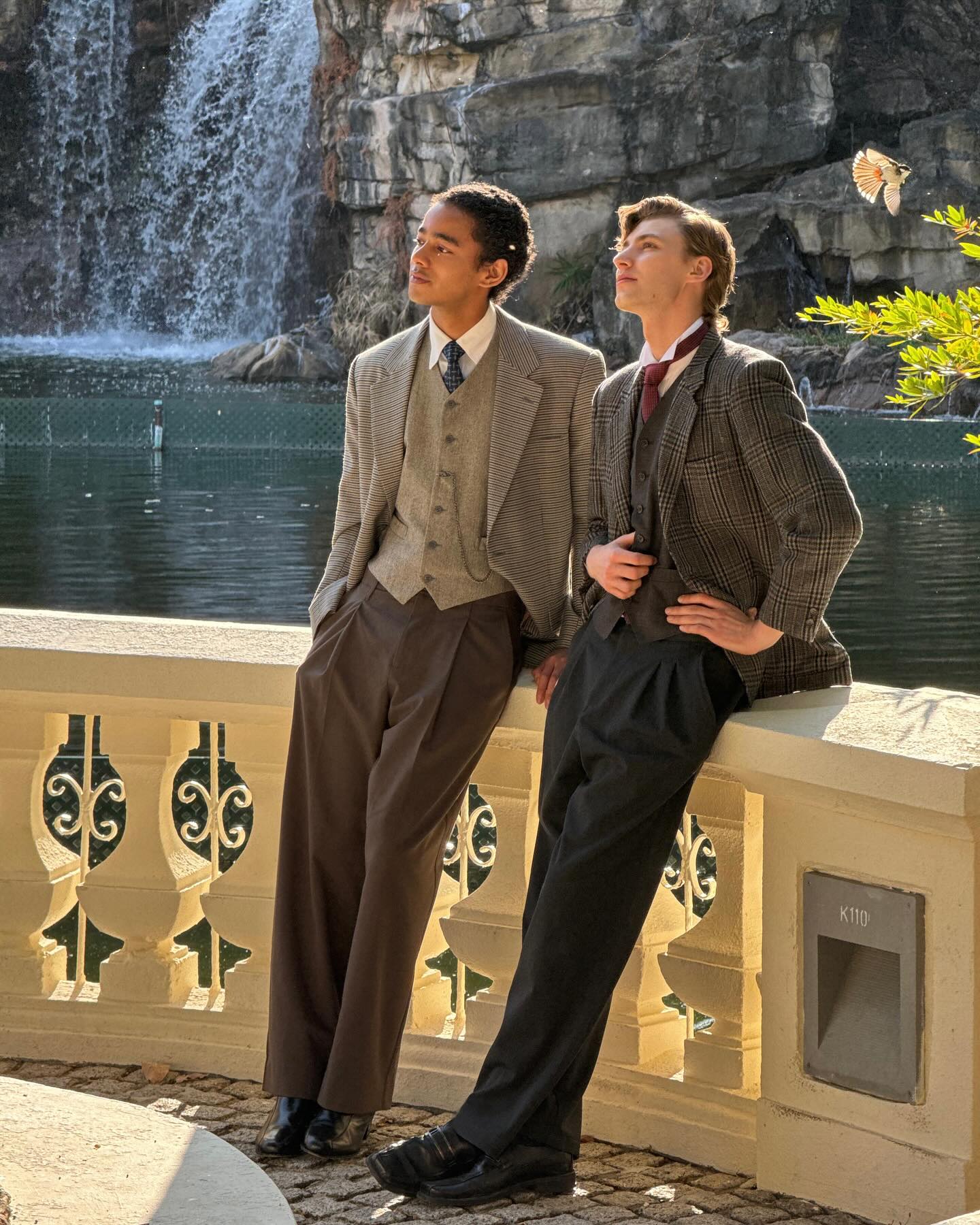 Cả hai đi đến nhiều quốc gia, làm nội dung về phong cảnh, văn hóa; cho thấy sự đầu tư về bối cảnh, nội dung.