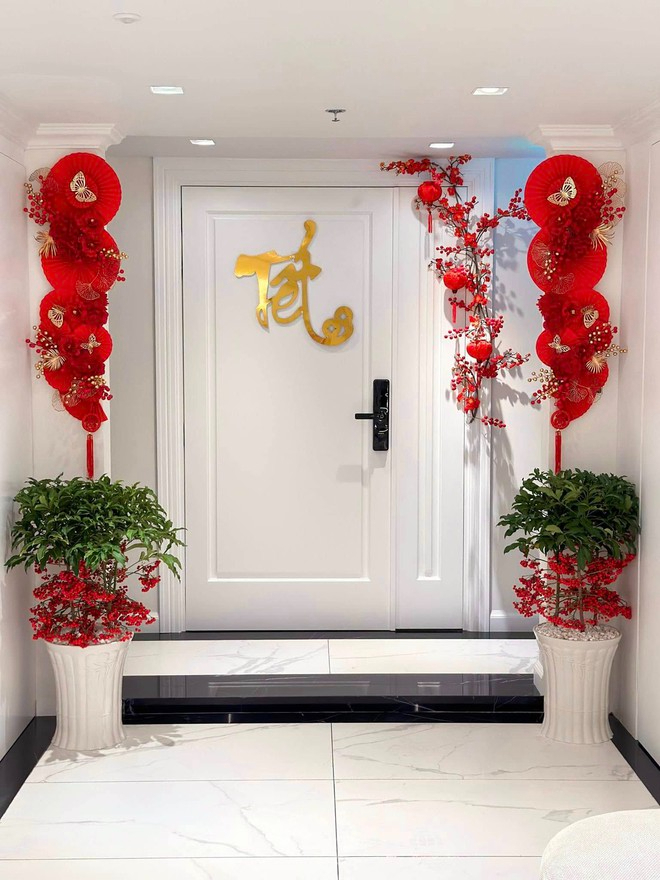 Khu vực cửa nhà được trang hoàng lộng lẫy trong dịp Tết 2025