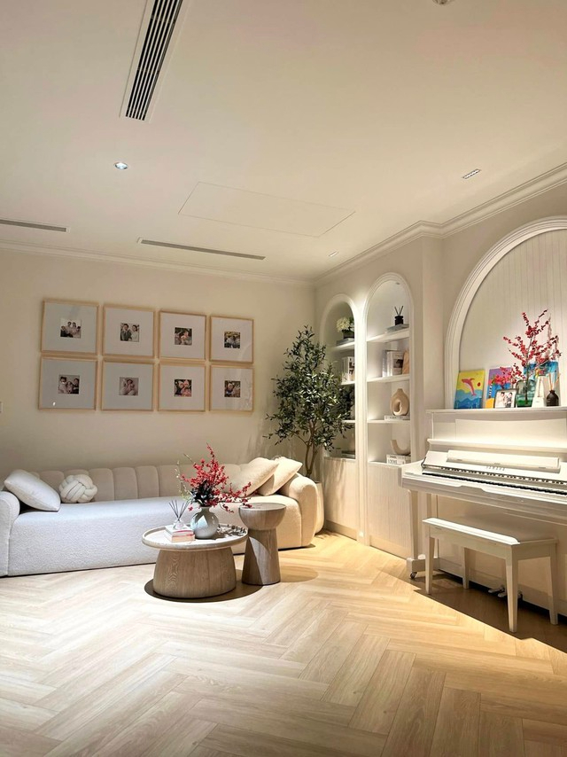   Một góc trong căn hộ được vợ chồng Đặng Thu Thảo bài trí ghế sofa dài, kế bên có đàn piano và hệ tủ nhỏ để trưng bày đồ đạc.  