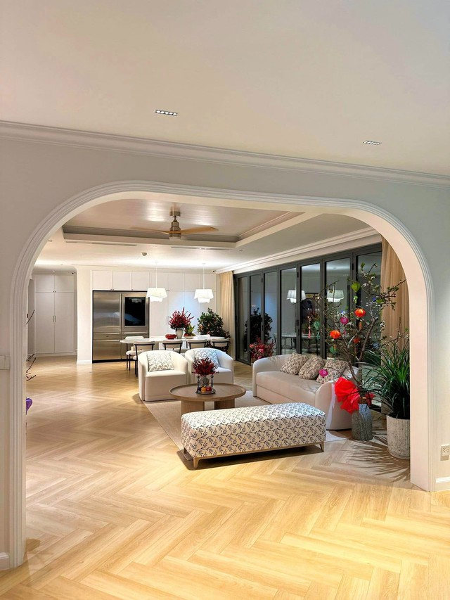 Phòng khách nổi bật với bộ sofa hoạ tiết hoa văn