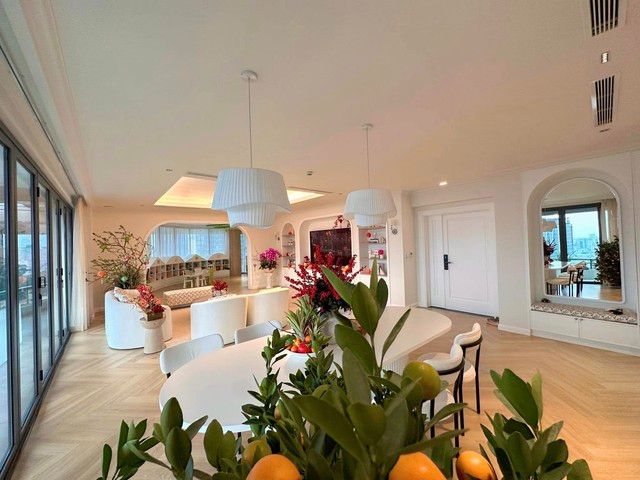   Cận cảnh khu vực phòng khách và bếp trong nhà. Không gian gây ấn tượng với diện tích rộng rãi cùng những thiết kế mái vòm mềm mại, đẹp mắt.  