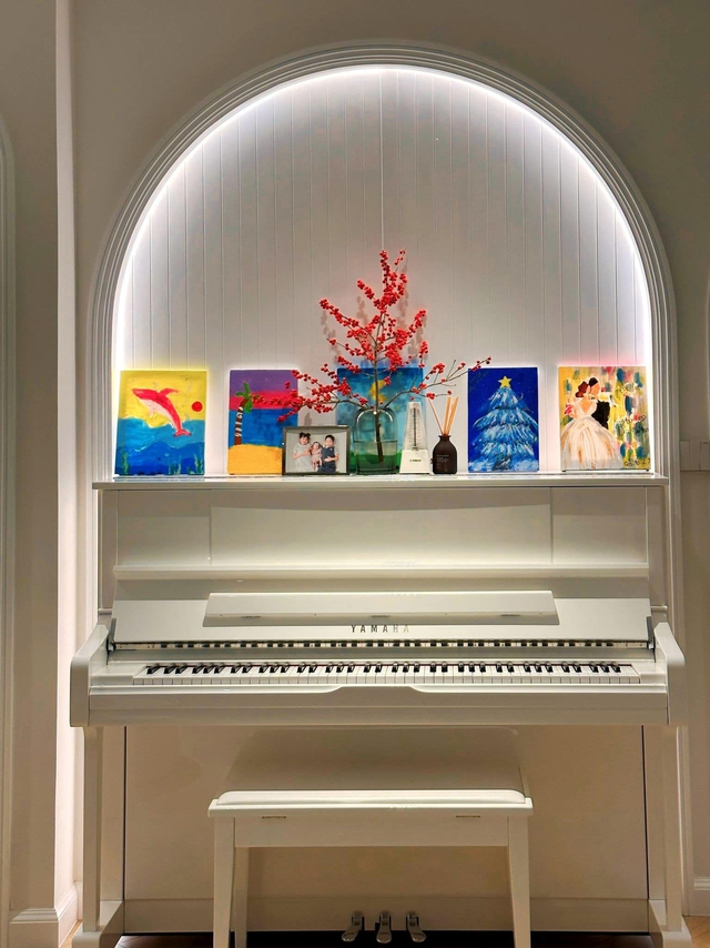Góc piano vừa là nơi giải trí vừa tạo điểm nhấn nghệ thuật cho không gian