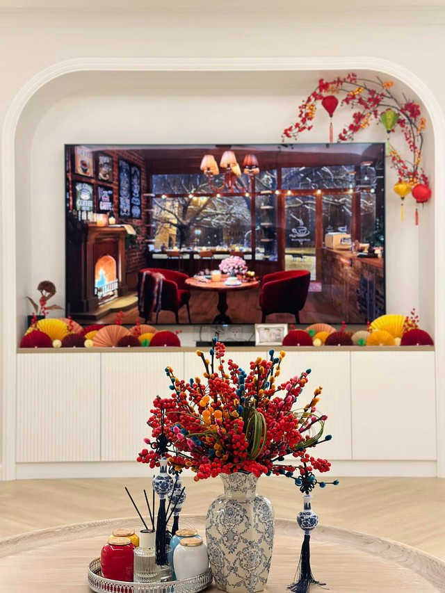 Khu vực đặt TV được thiết kế dạng mái vòm, tạo hiệu ứng thị giác mềm mại và thu hút