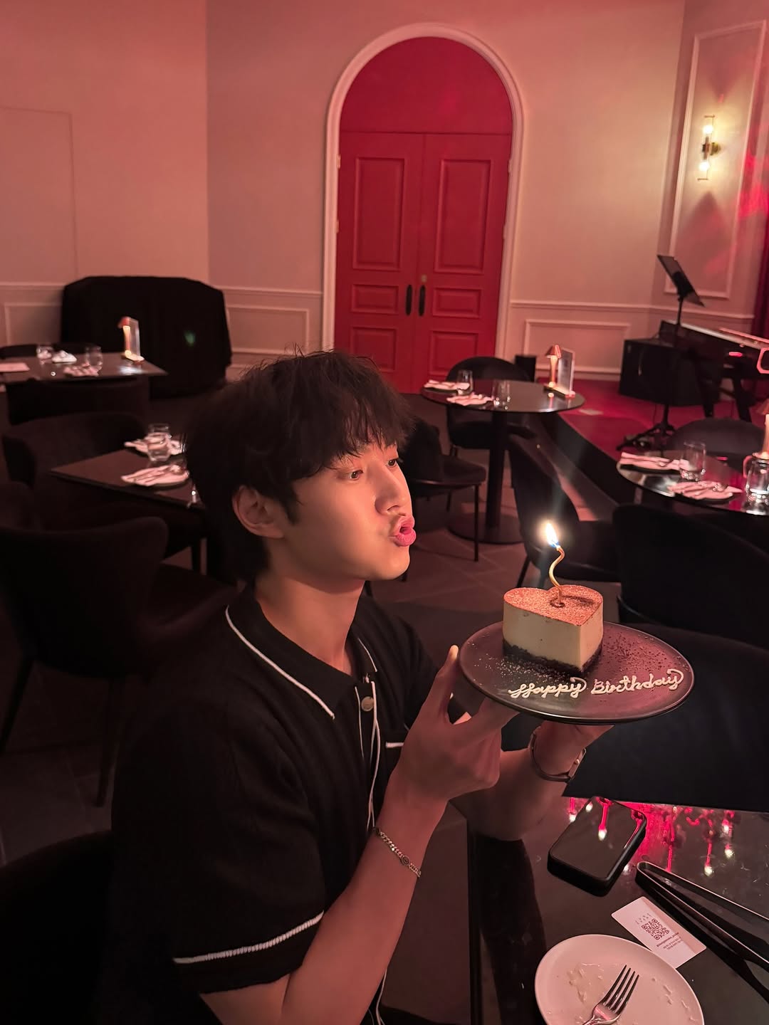 Lee Min Ho chia sẻ loạt ảnh hẹn hò, đón sinh nhật cùng vị hôn thê trong bầu không khí ngập tràn màu hồng. Ảnh: IGNV