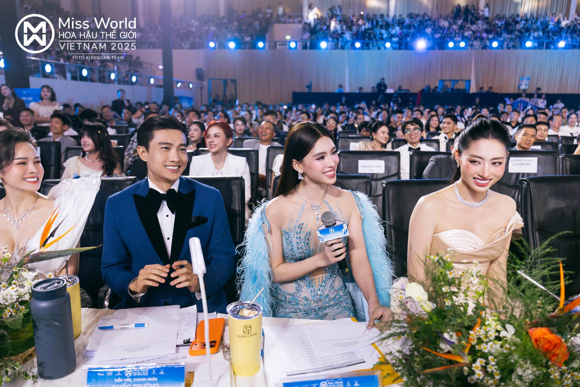 Nhan sắc của cặp đôi là 1 trong những điểm sáng của chương trình trên hàng ghế ban giám khảo (Ảnh FBNV).