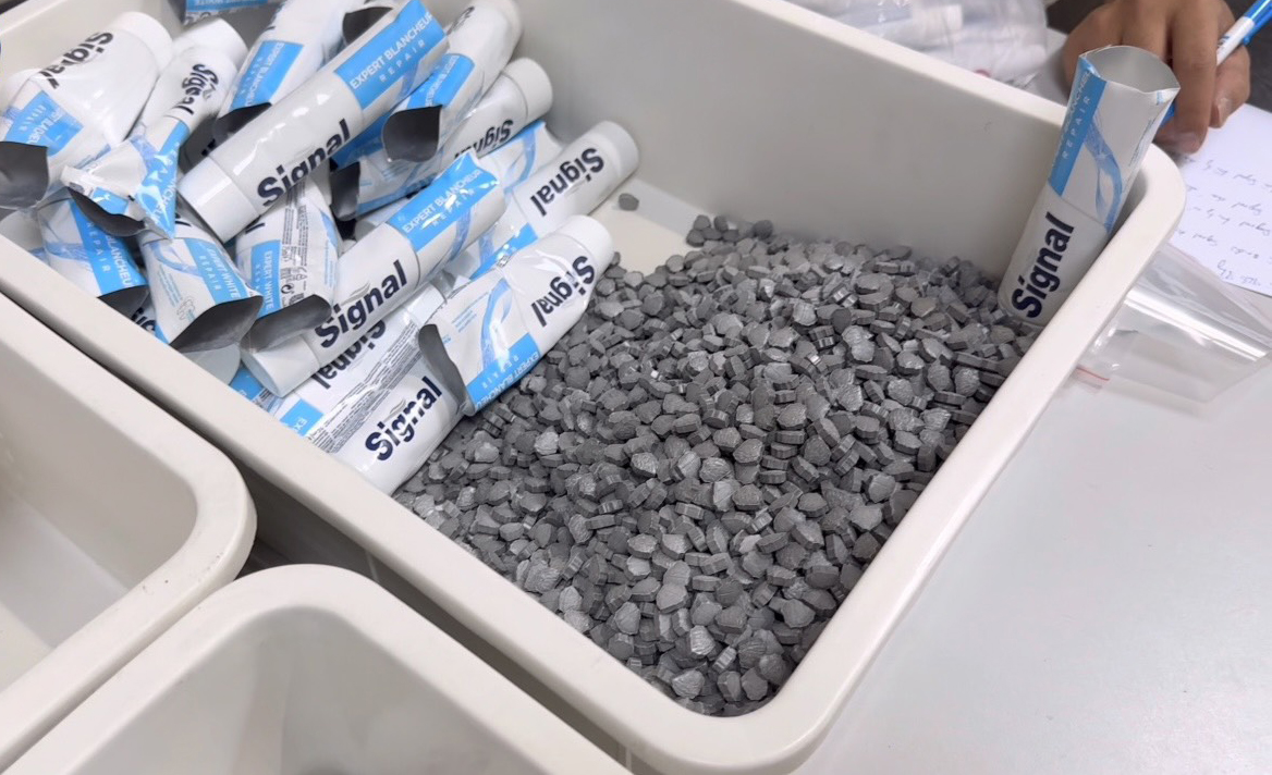 Cơ quan chức năng phát hiện số lượng lớn ma túy được cất giấu trong các tuýp kem đánh răng