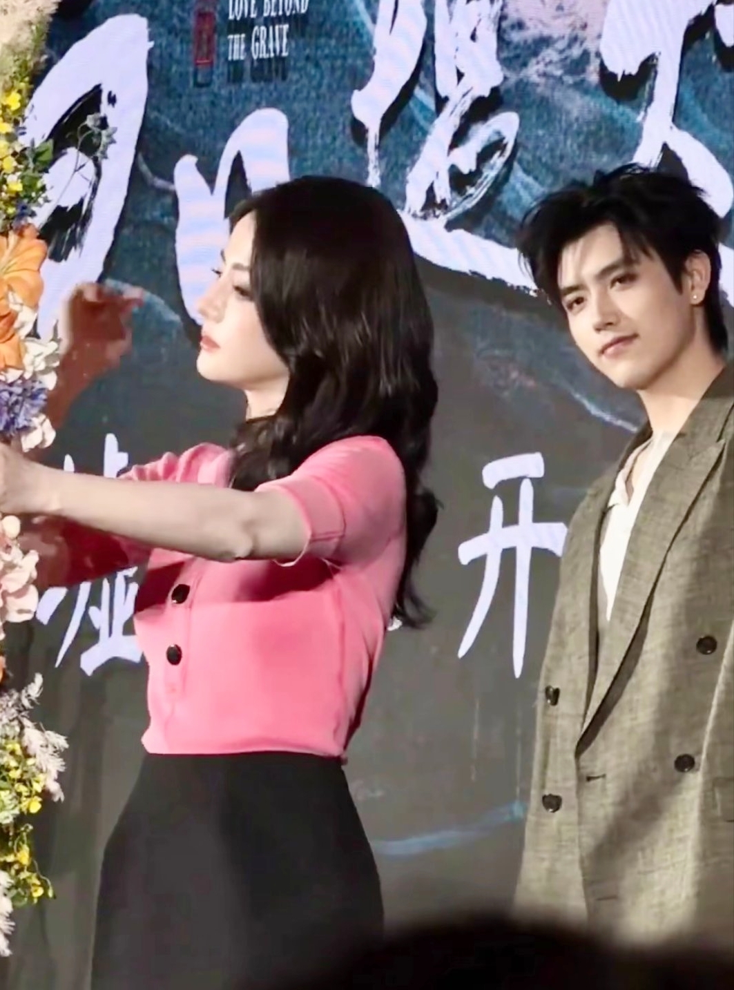 Khán giả cho rằng Trần Phi Vũ không có ý thức giữ khoảng cách nam nữ