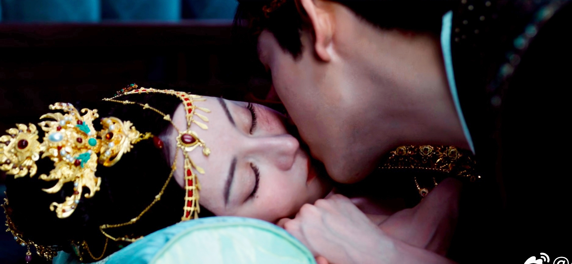 Những người hâm mộ lại tố cáo nam diễn viên lợi dụng cảnh quay quấy rối mỹ nhân Tân Cương