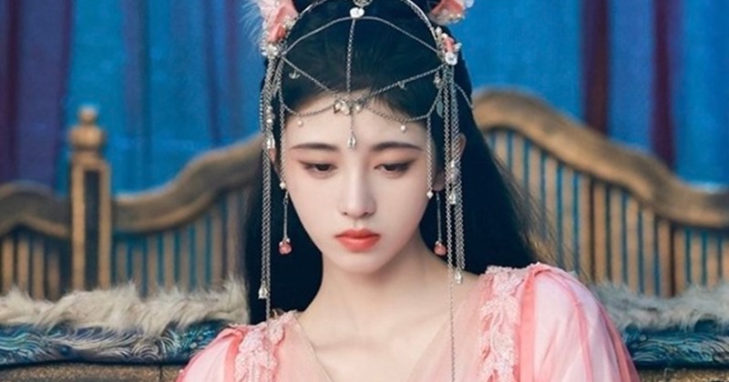 Sống mấy chục năm chưa thấy ai trang điểm lố cỡ này: Phấn son lòe loẹt 