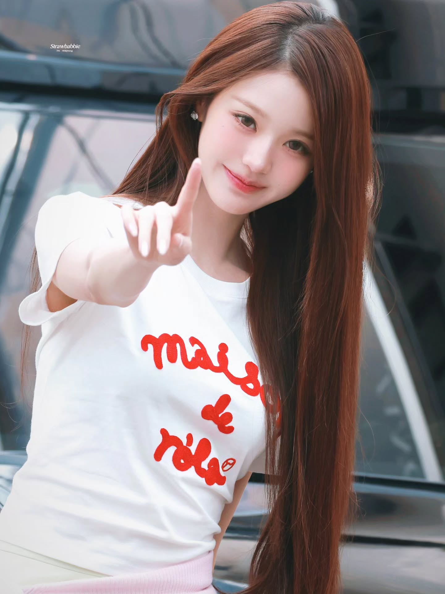 Vẻ đẹp không thật qua cam thường của Jang Wonyoung: Đây mà là chân người ư?