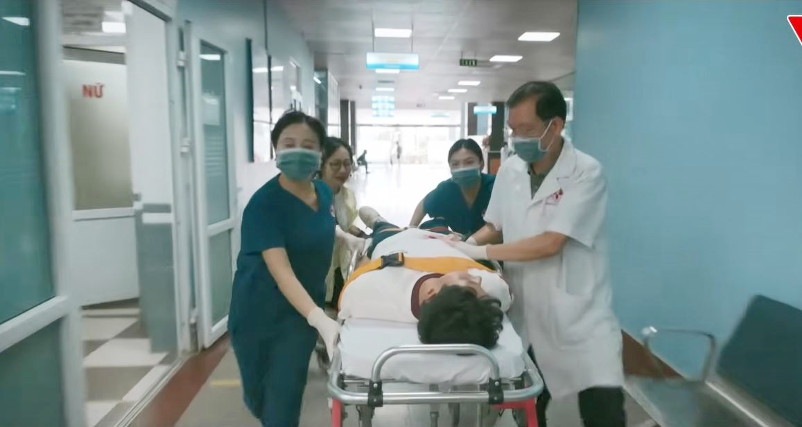 Trong lúc các nhân vật khóc hết nước mắt, khán giả lo lắng thì câu thoại sau đã xóa tan không khí u buồn đó