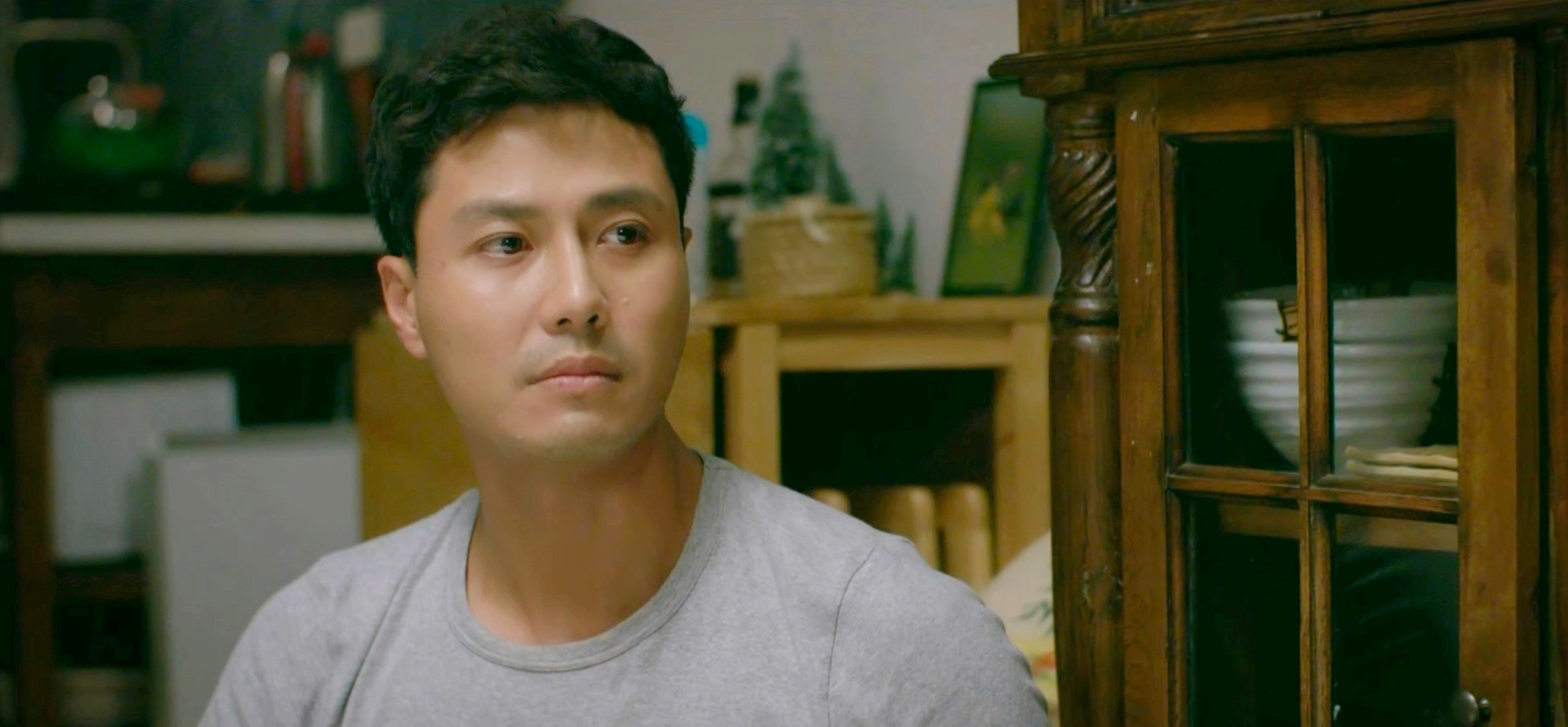 Thành quyết tâm đối mặt với người bố ruột từng gây ra không ít khổ đau cho mẹ anh.