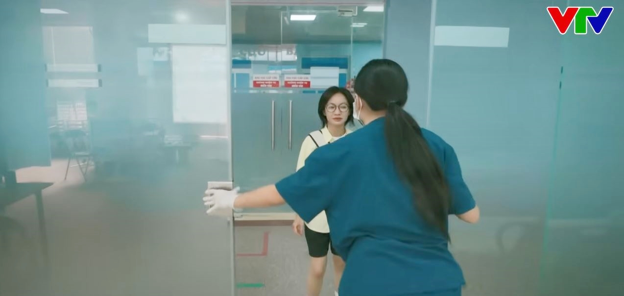 Đây là một lỗi nhỏ nhưng cho thấy sự thiếu chỉn chu của ê-kíp làm phim