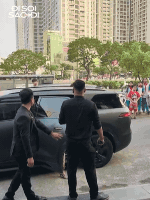 Nữ ca sĩ phải tự mở cửa, sau đó nhanh chóng di chuyển vào trong 