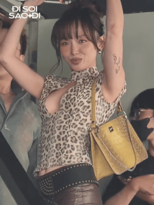 Tóc Tiên hào hứng tạo dáng khoe đường cong khó chê giữa sự kiện 