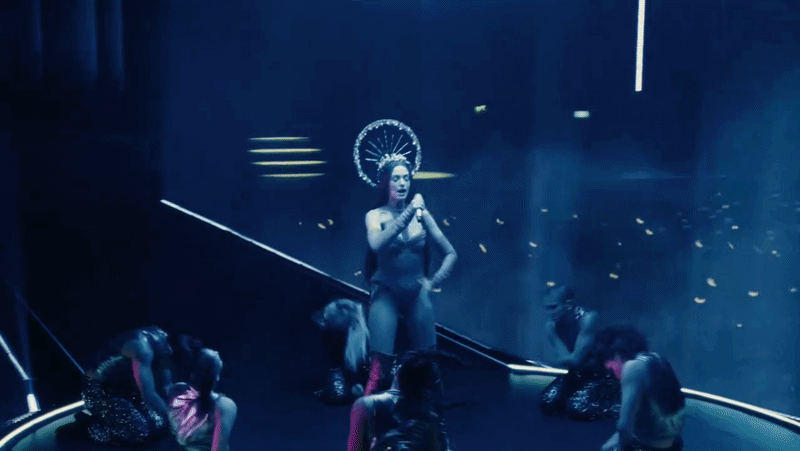 Body tuổi 43 cực cháy của Anne Hathaway. 