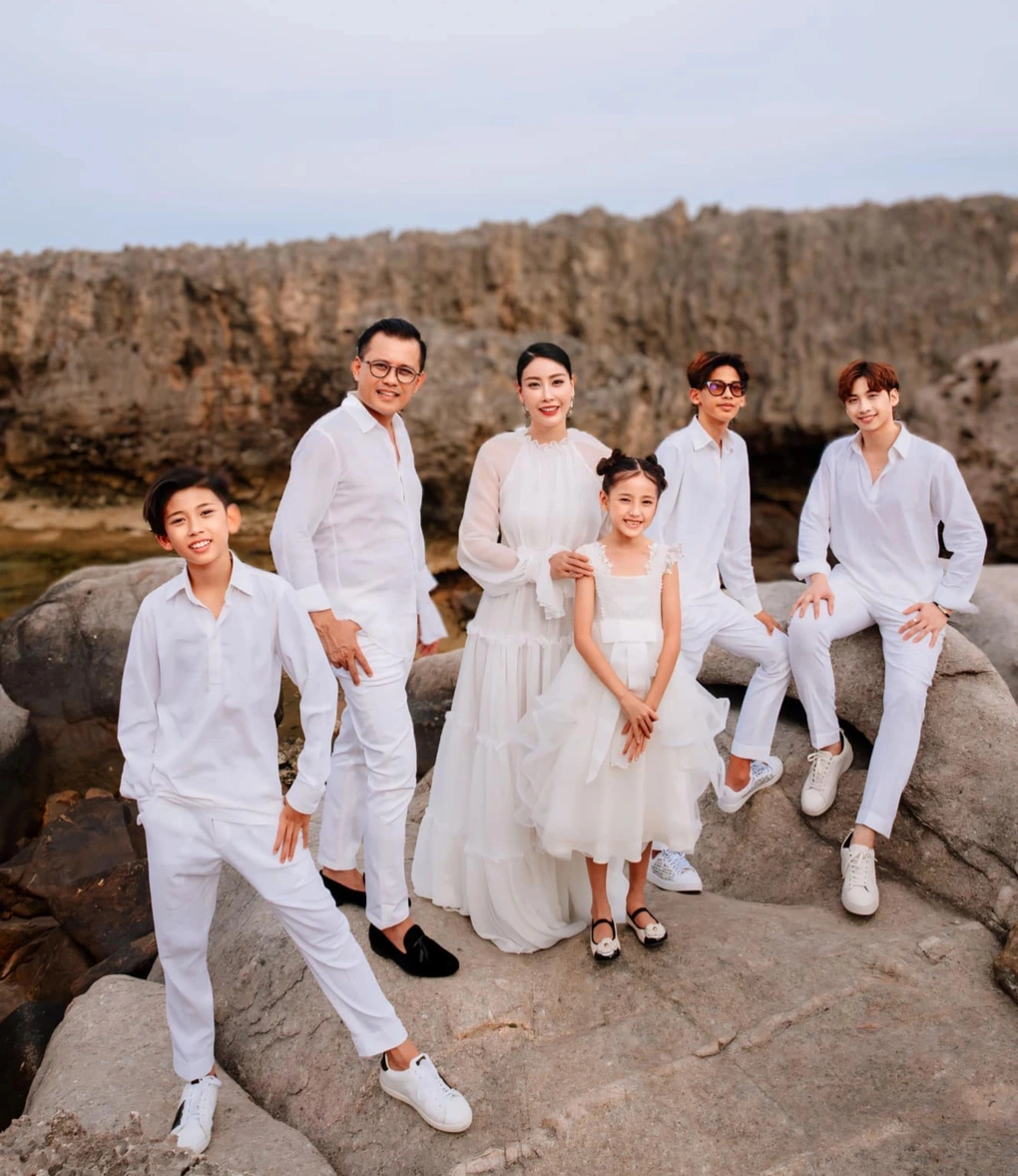 Tổ ấm 6 thành viên của Hà Kiều Anh