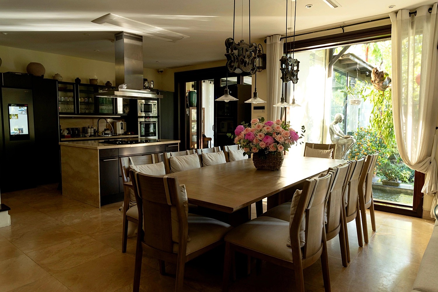 Mỹ nhân Việt 16 tuổi đăng quang hoa hậu, 31 tuổi tái hôn với chồng đại gia: Sống xa hoa trong siêu biệt thự 400 tỷ