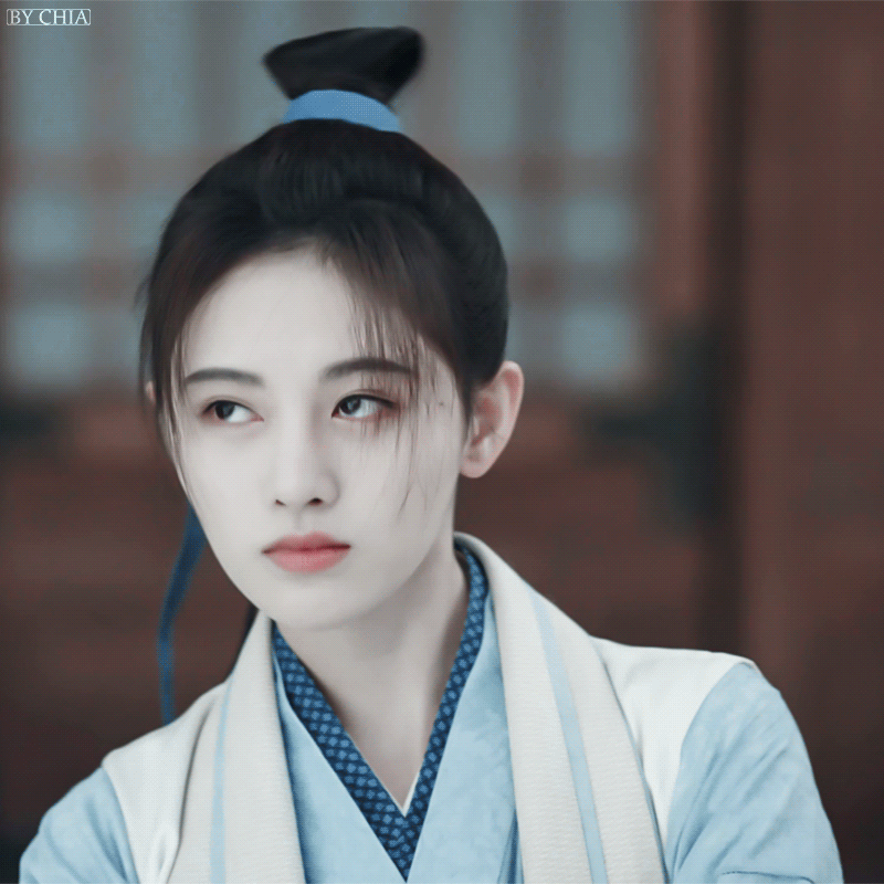 Sống mấy chục năm chưa thấy ai trang điểm lố cỡ này: Phấn son lòe loẹt 