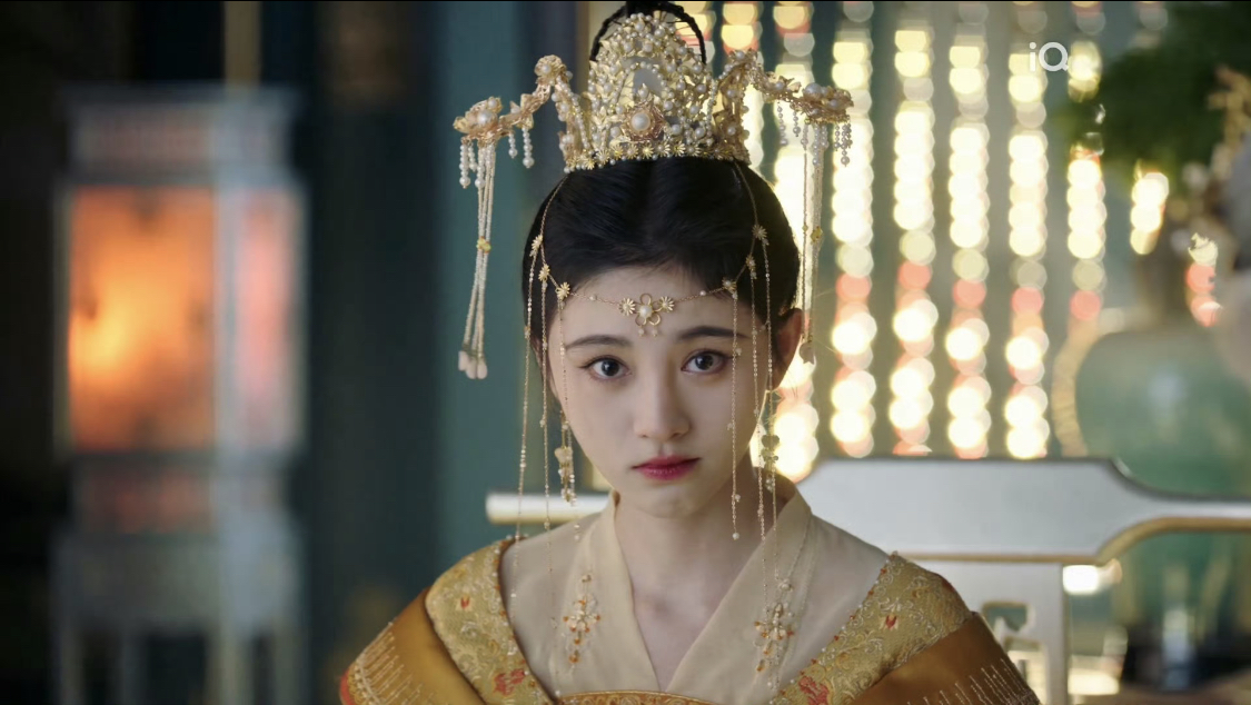 Sống mấy chục năm chưa thấy ai trang điểm lố cỡ này: Phấn son lòe loẹt 