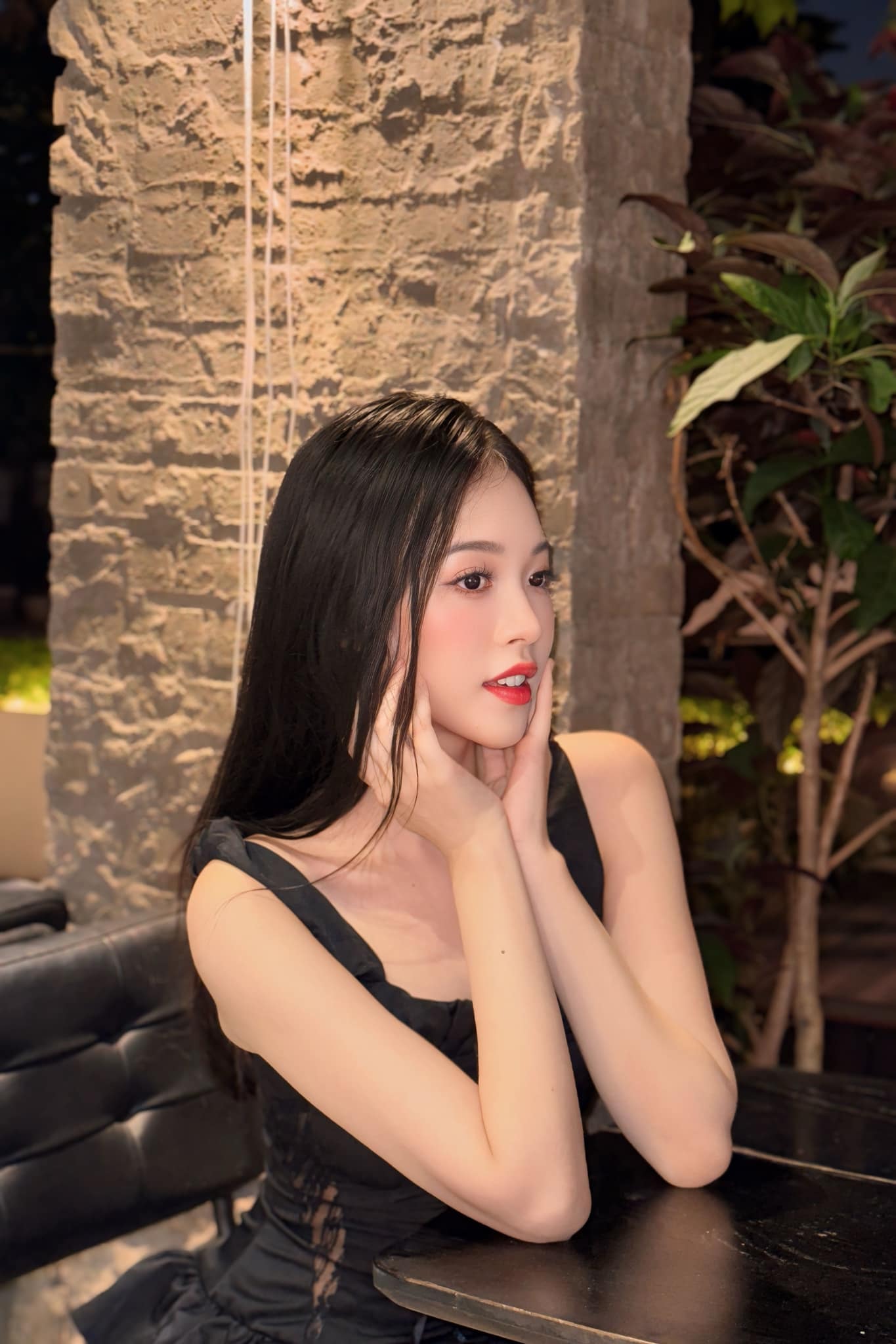   Cô sống kín tiếng, hạn chế xuất hiện trước công chúng. Ảnh: FBNV  