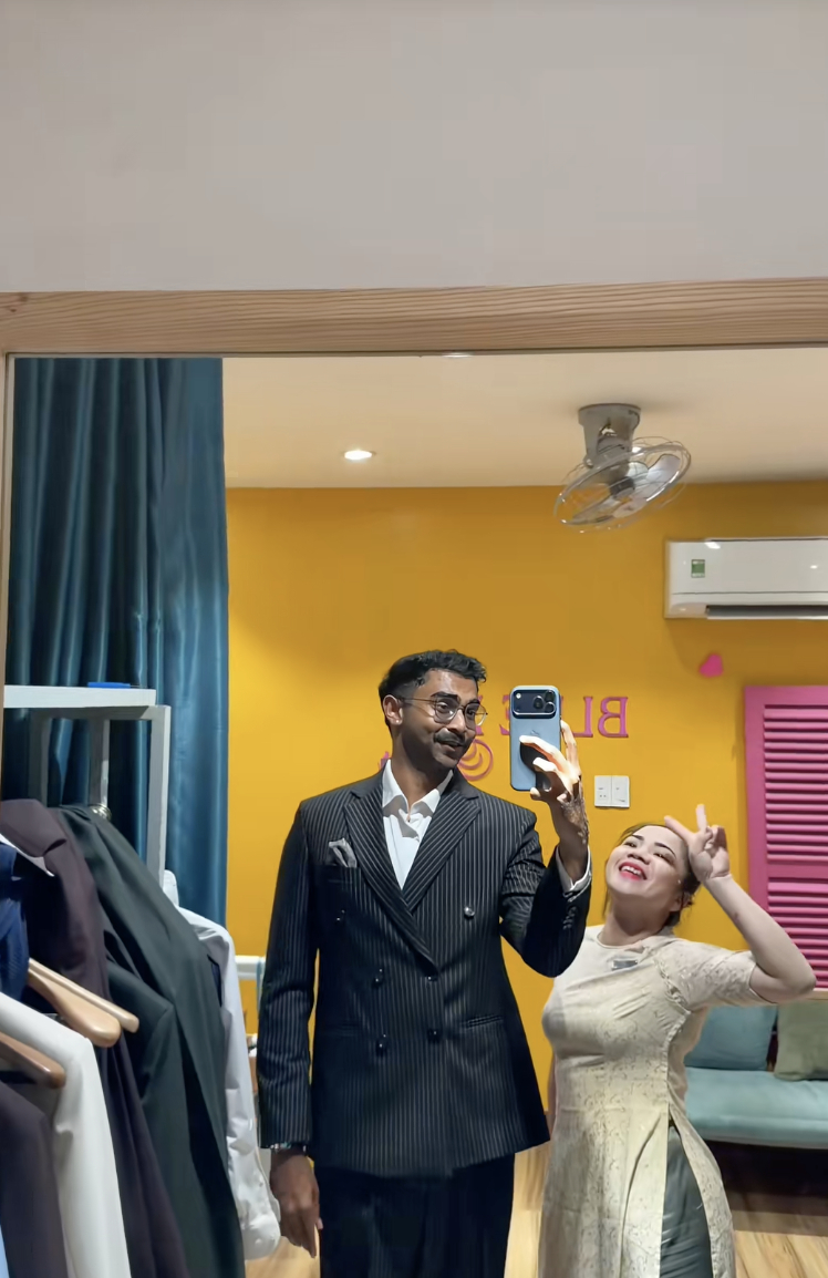 Ian Jeevan bày tỏ sự thích thú, hài lòng khi may 4 bộ vest tại Hội An, được nhận sau 2 ngày với giá 18 triệu đồng (Nguồn: @Ian Jeevan)