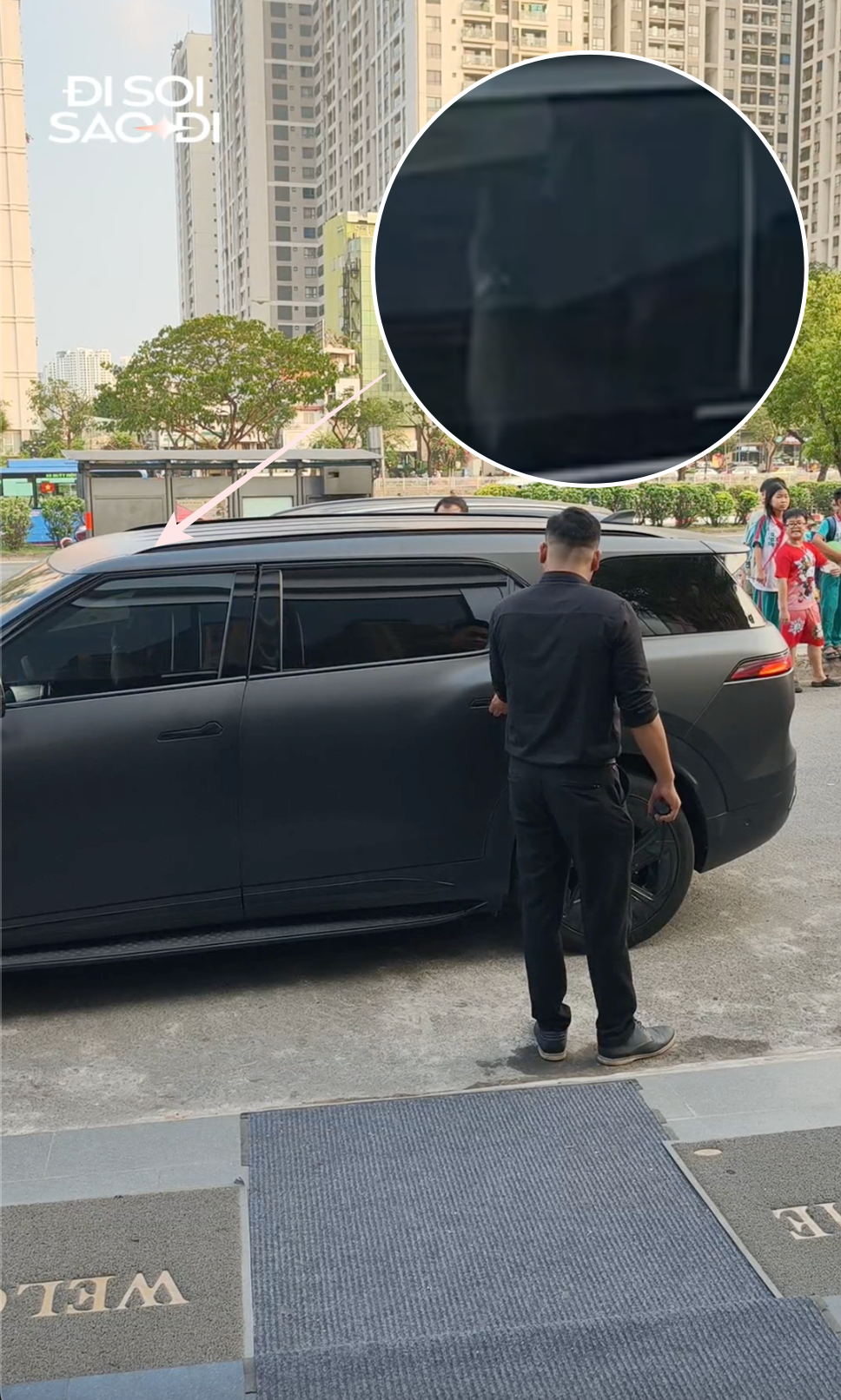 Người đưa Tóc Tiên đến cửa sự kiện không xuống xe, dáng ngồi khiến netizen nghi vấn là Touliver 
