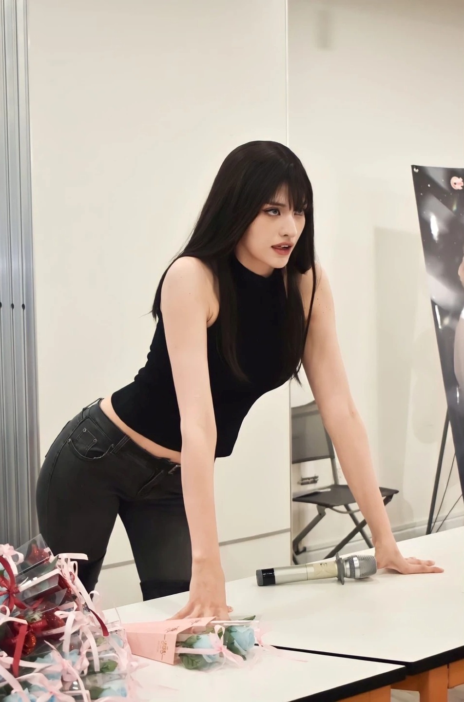 Karina có visual phi giới tính, hình thể quyến rũ thu hút. Ảnh: Sina.