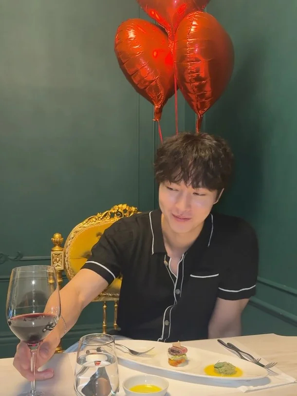 Hình ảnh bạn gái nam diễn viên 9X đã phản chiếu lên ly rượu vang. Ảnh: IGNV