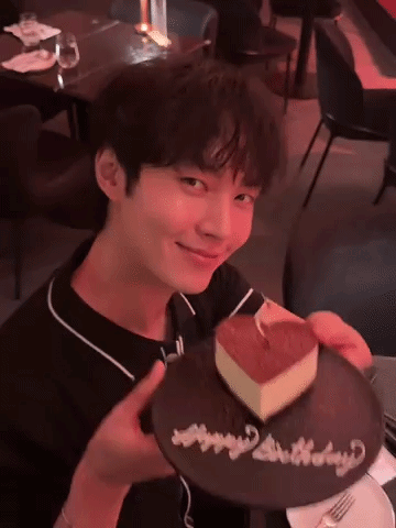 Đáng chú ý, tài tử Mặt Trăng Ôm Mặt Trời còn gọi vợ sắp cưới là nữ hoàng. Nhìn cách anh “đội vợ lên đầu”, nhiều người hâm mộ đã xuýt xoa không ngớt. Ảnh: IGNV