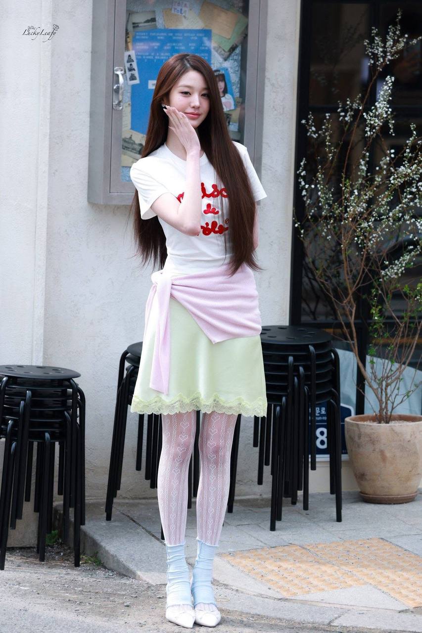 Outfit với gam màu pastel được mix nịnh mắt, khiến Jang Wonyoung xinh như búp bê. (Ảnh: Instagram)