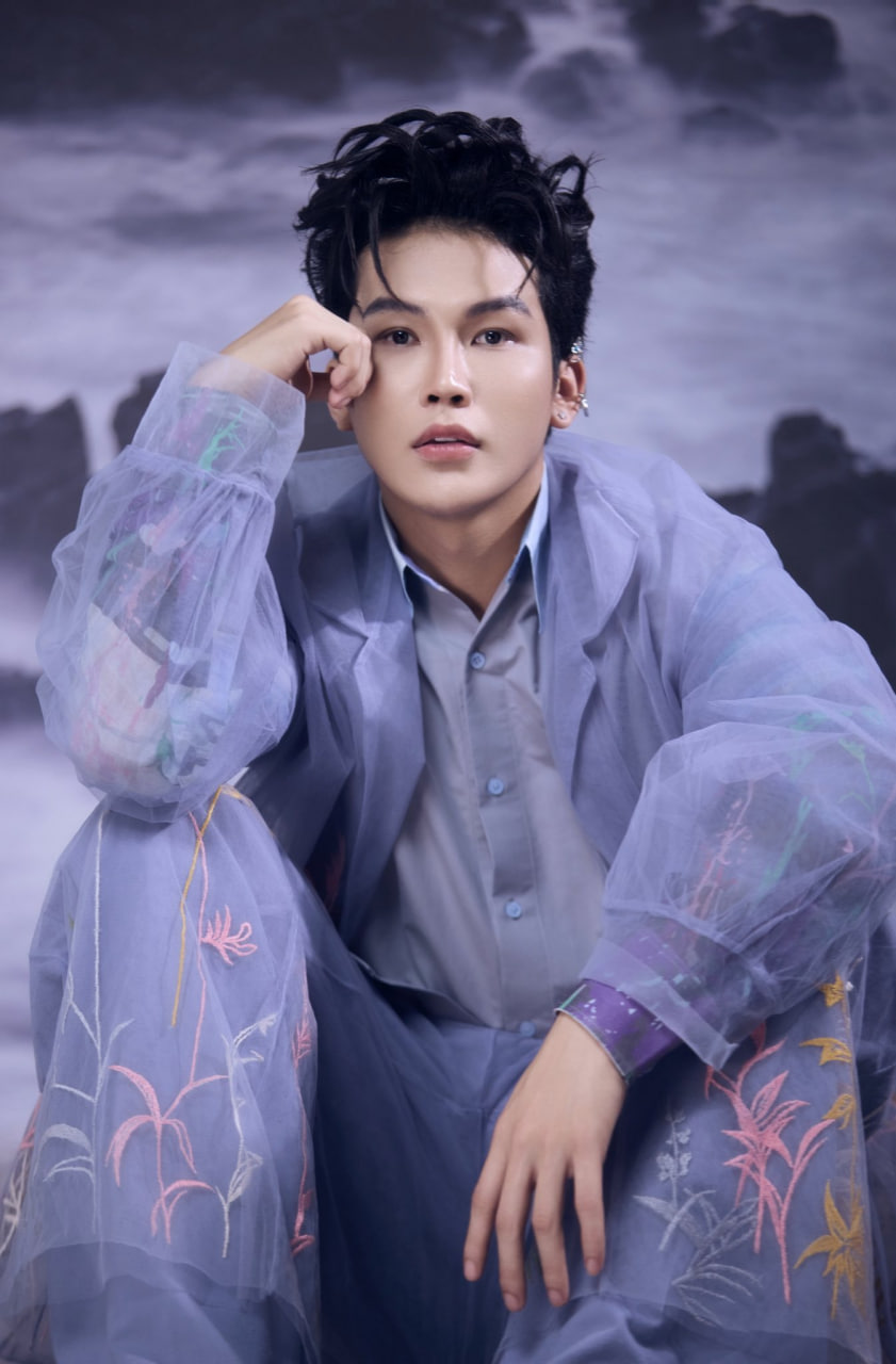 Bản cover của Tiêu Minh Phụng bất ngờ trở làm bùng lên một luồng tranh cãi mới (Ảnh:FBNV)